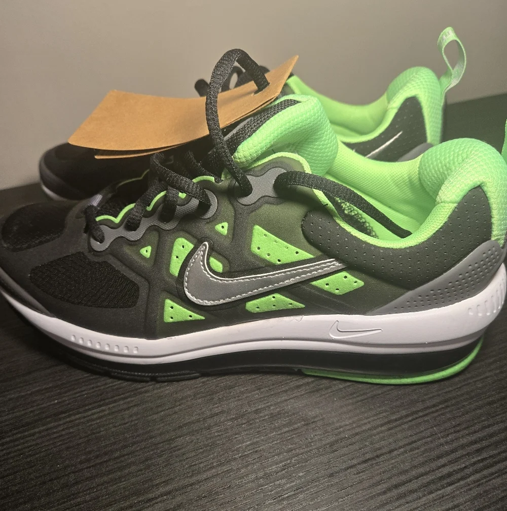 Nike Air Max Genome Black Green 7Youth/8.5 WOMENS NEW Retail $130